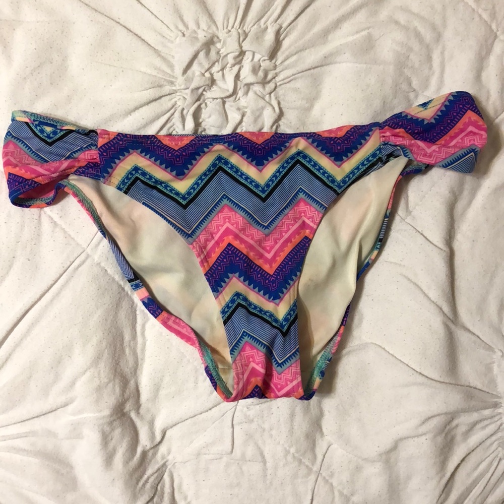 Chevron patterned bikini bottom